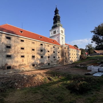 Dokončili jsme krov a střechu barokní sýpky v Plasích