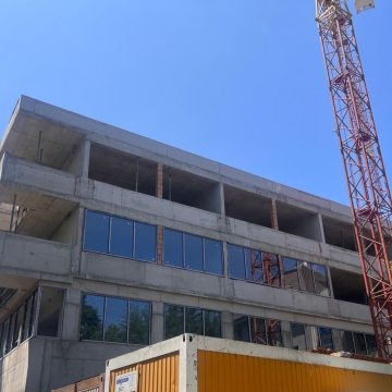 Hrubá stavba nového pavilonu ZŠ na Zlíchově je dokončena