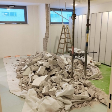 Pomáháme stavařinou - šatna pro hráčeTatranu Střešovice