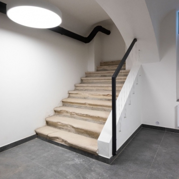 Dům s malometrážními byty Černá 10 v cíli