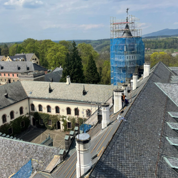 Započaly práce na opravě střechy zámku Sychrov