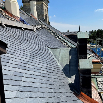 Započaly práce na opravě střechy zámku Sychrov