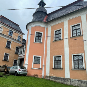 Zámeček v Radkově - Dubové získá novou střechu