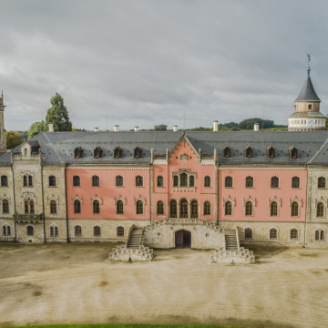 Státní zámek Sychrov – obnova střešního pláště východního křídla