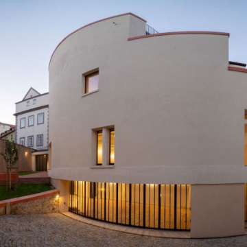 Bytový dům s galerií - Malá Strana