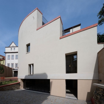 Bytový dům s galerií - Malá Strana