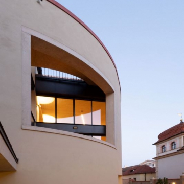 Bytový dům s galerií - Malá Strana