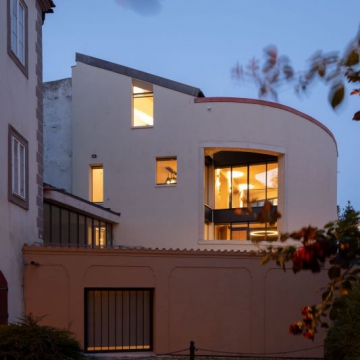 Bytový dům s galerií - Malá Strana