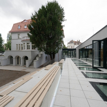 Přestavba a přístavba domu U Vorlíků 4 na základní školu