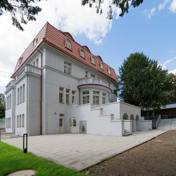 Přestavba a přístavba domu U Vorlíků 4 na základní školu