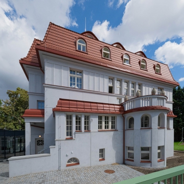 Přestavba a přístavba domu U Vorlíků 4 na základní školu