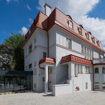 Přestavba a přístavba domu U Vorlíků 4 na základní školu