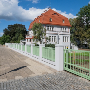Přestavba a přístavba domu U Vorlíků 4 na základní školu