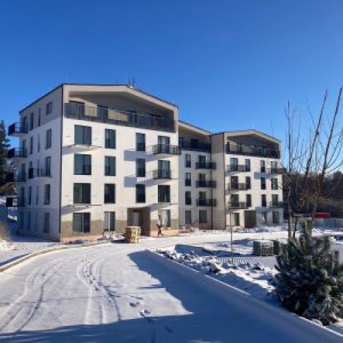 Stavba bytového domu ve Slaném pokračuje i během zimních měsíců
