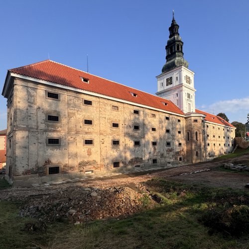 Dokončili jsme krov a střechu barokní sýpky v Plasích