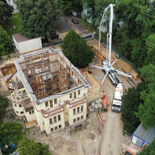 Průběh přestavby Domu u Vorlíků na ZŠ